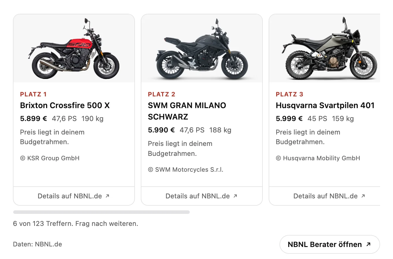 Tres tarjetas de moto una al lado de otra en el chat: Brixton Crossfire 500 X, SWM Gran Milano y Husqvarna Svartpilen 401, cada una con foto, posición, precio, potencia y peso.